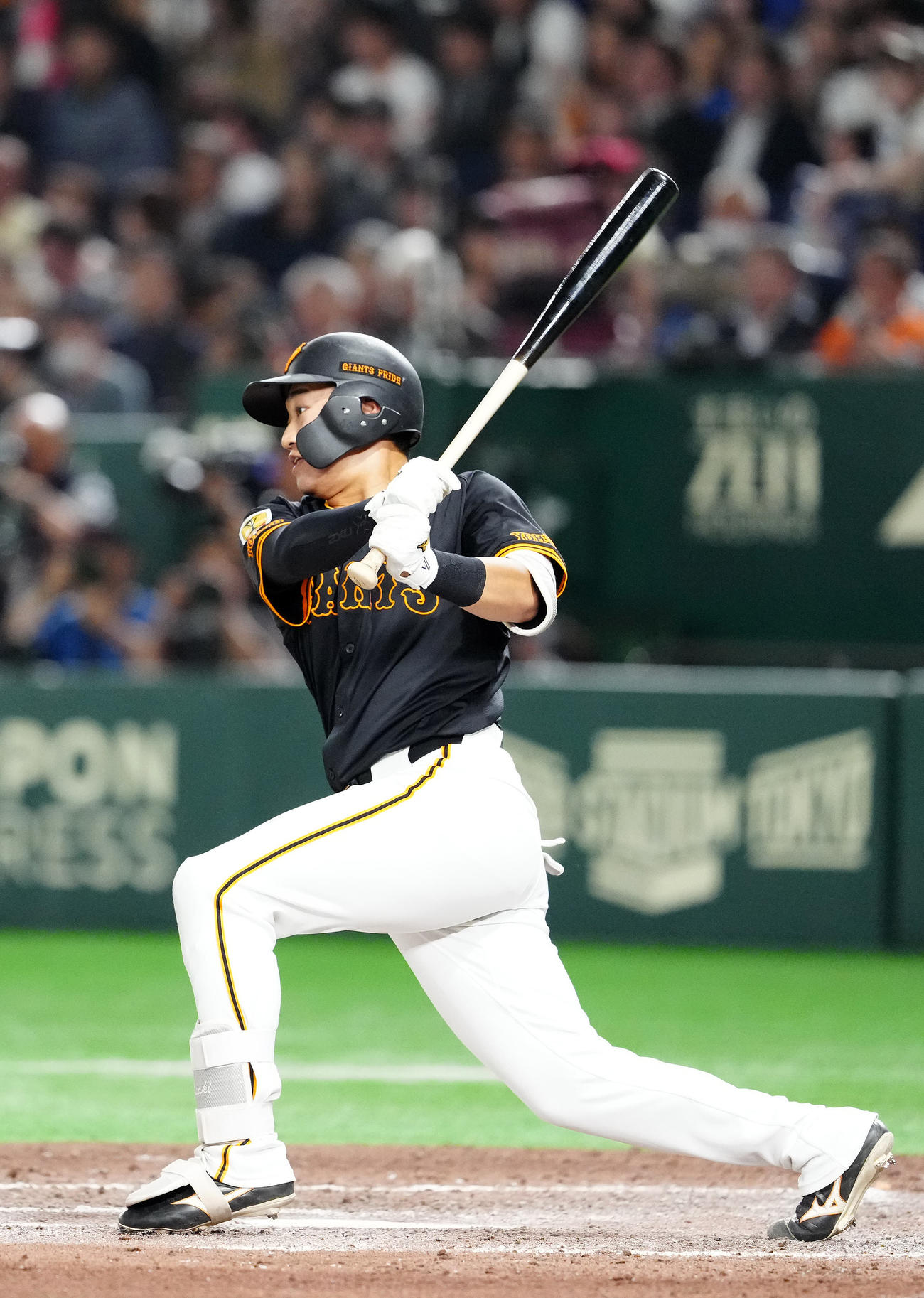 巨人対DeNA 8回裏巨人無死一塁、プロ初安打となる左前打を放つ笹原（撮影・江口和貴）