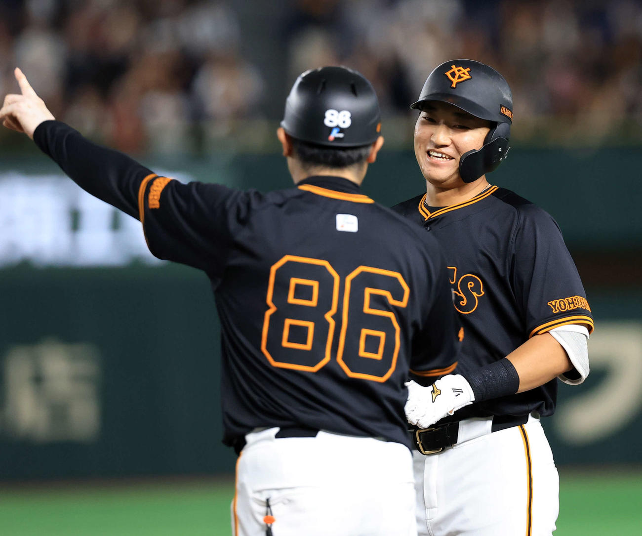 巨人対DeNA 8回裏巨人無死一塁、笹原は左前打でプロ初安打とし笑顔を見せる（撮影・浅見桂子）