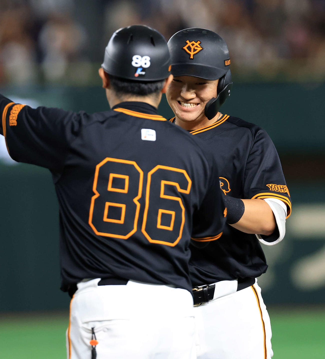 巨人対DeNA 8回裏巨人無死一塁、笹原は左前打でプロ初安打とし笑顔を見せる（撮影・浅見桂子）