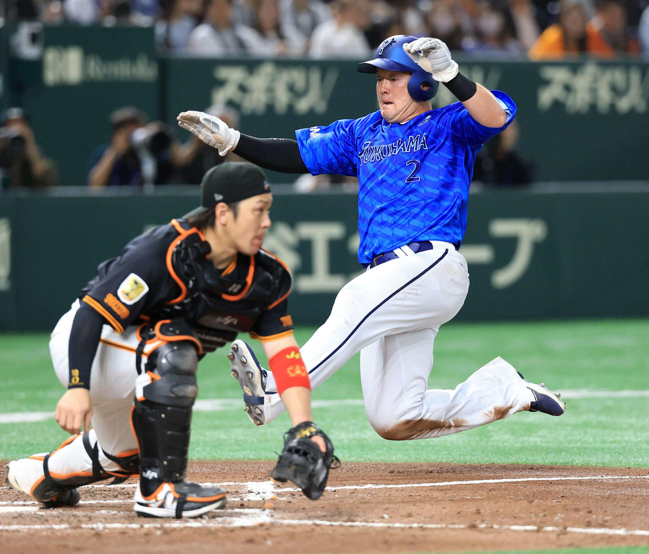 巨人対DeNA 5回表DeNA1死二塁、山本の右適時打で生還する牧（奥）。捕手甲斐（撮影・浅見桂子）