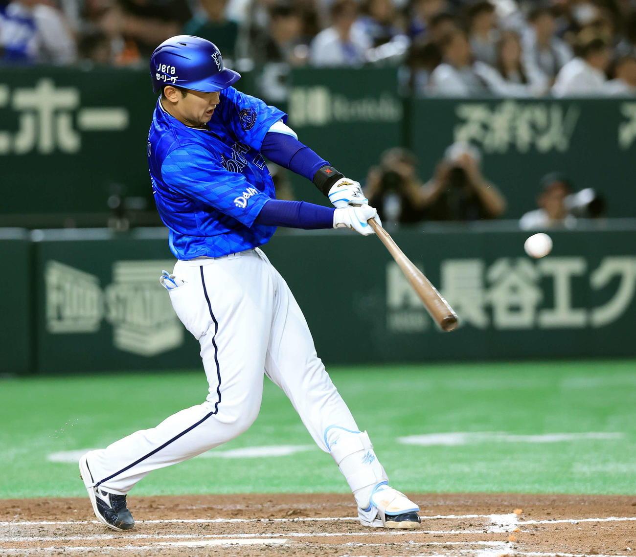 巨人対DeNA 5回表DeNA1死二塁、山本は右適時打を放つ（撮影・浅見桂子）