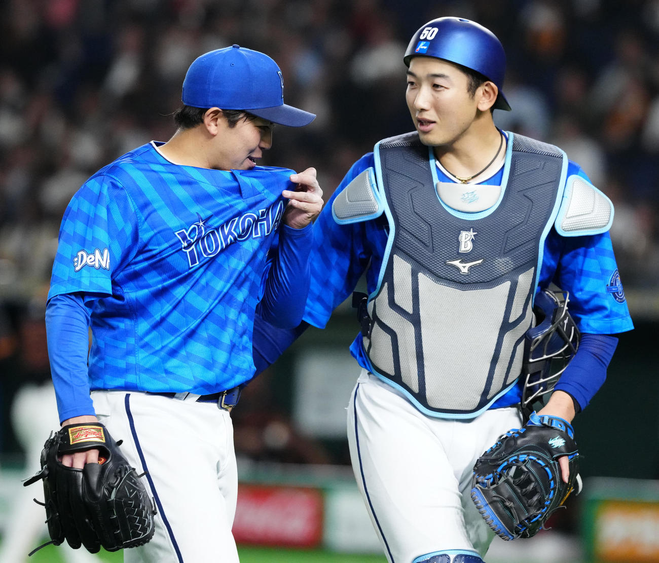 巨人対DeNA 8回裏終了後、言葉を交わすDeNA先発の東（左）と捕手山本（撮影・江口和貴）