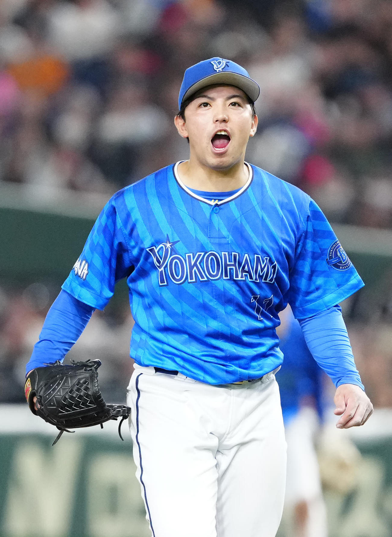 巨人対DeNA 8回裏巨人2死満塁、代打長野から空振り三振を奪い、声を上げる東（撮影・江口和貴）