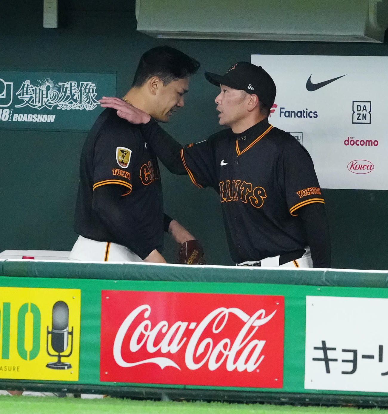 巨人対DeNA 2回表終了後、ベンチで巨人阿部監督（右）から肩に手を添えられる先発の田中将（撮影・江口和貴）