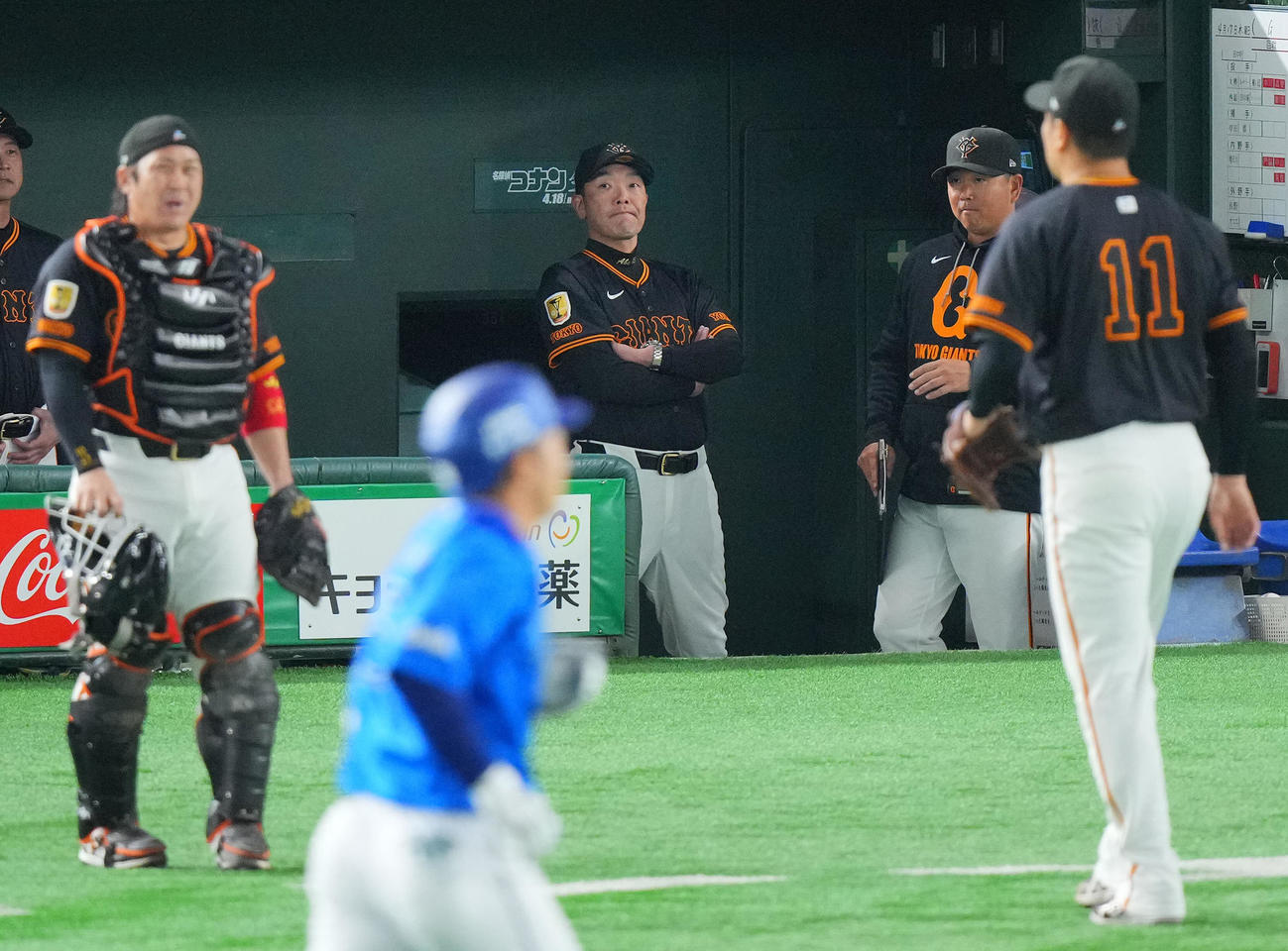 巨人対DeNA 1回表を終え巨人先発の田中将（11番）が2失点し渋い表情の阿部監督（中央（撮影・垰建太）