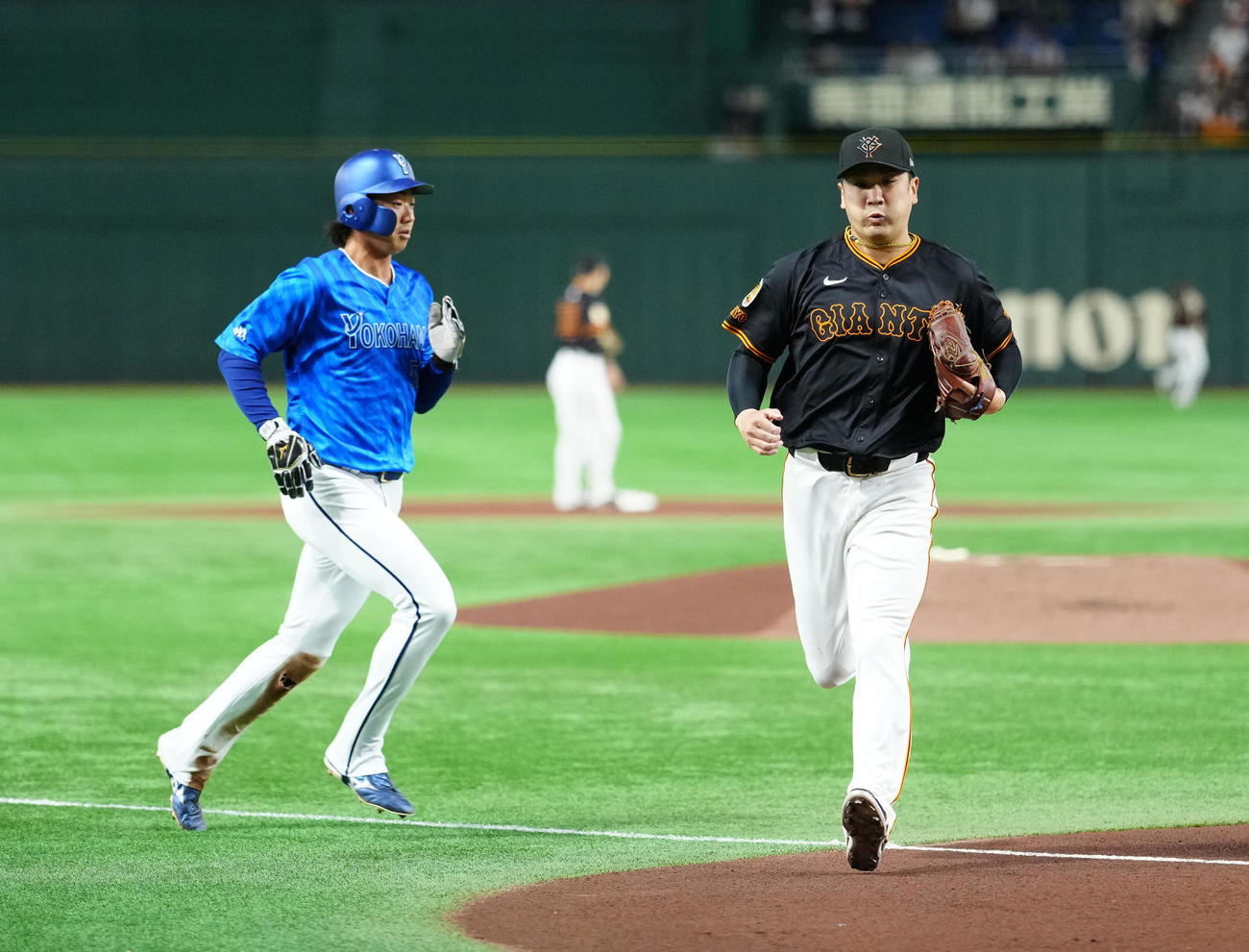 巨人対DeNA 1回表DeNA1死二、三塁、牧に先制適時打を浴びた田中将（右）。左は生還する梶原（撮影・江口和貴）
