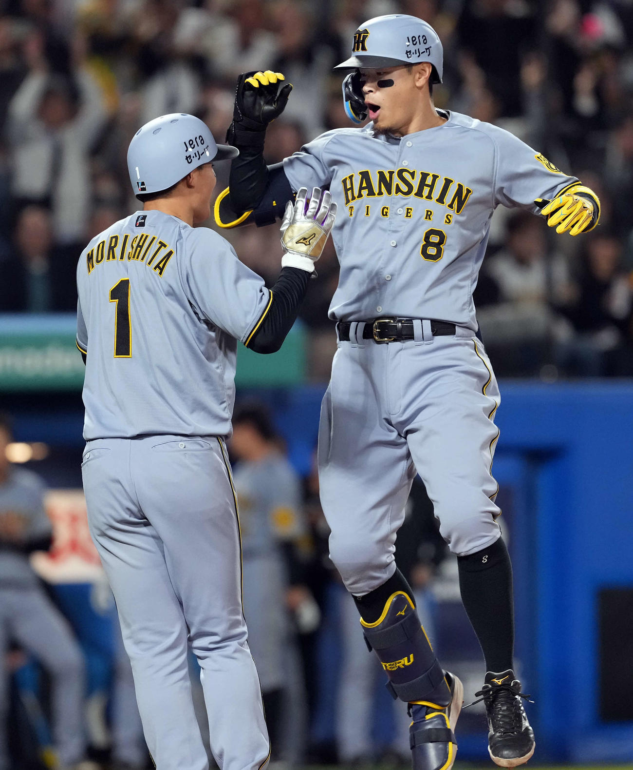 ヤクルト対阪神　8回表阪神無死二塁、右中間に勝ち越しの2点本塁打を放ちジャンプして喜ぶ佐藤輝。左は森下（撮影・たえ見朱実）