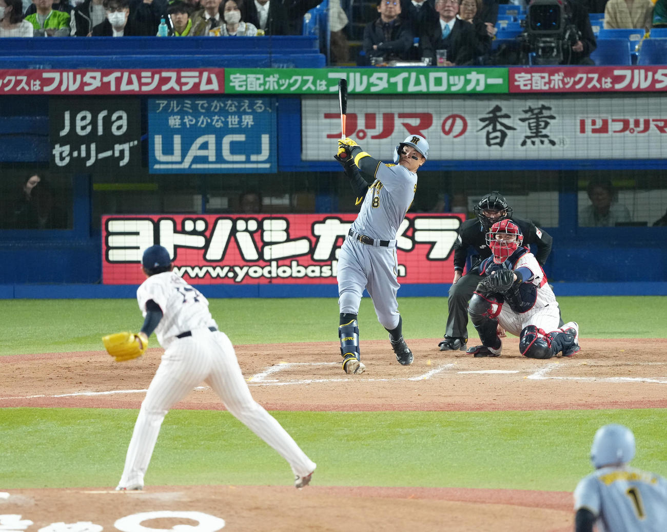 ヤクルト対阪神　8回表阪神無死二塁、佐藤輝は2点本塁打を放つ。投手清水（撮影・足立雅史）