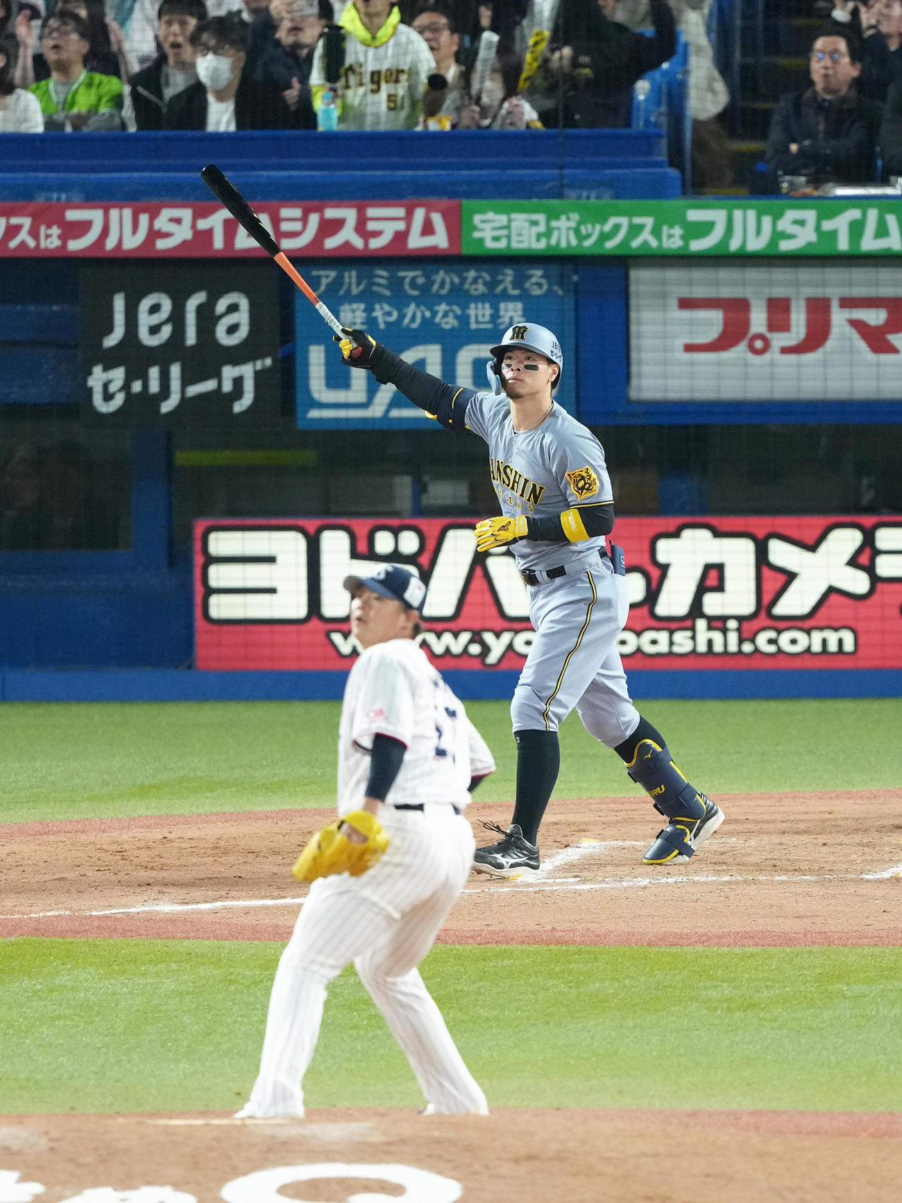 ヤクルト対阪神　8回表阪神無死二塁、佐藤輝は2点本塁打を放つ。投手清水（撮影・足立雅史）