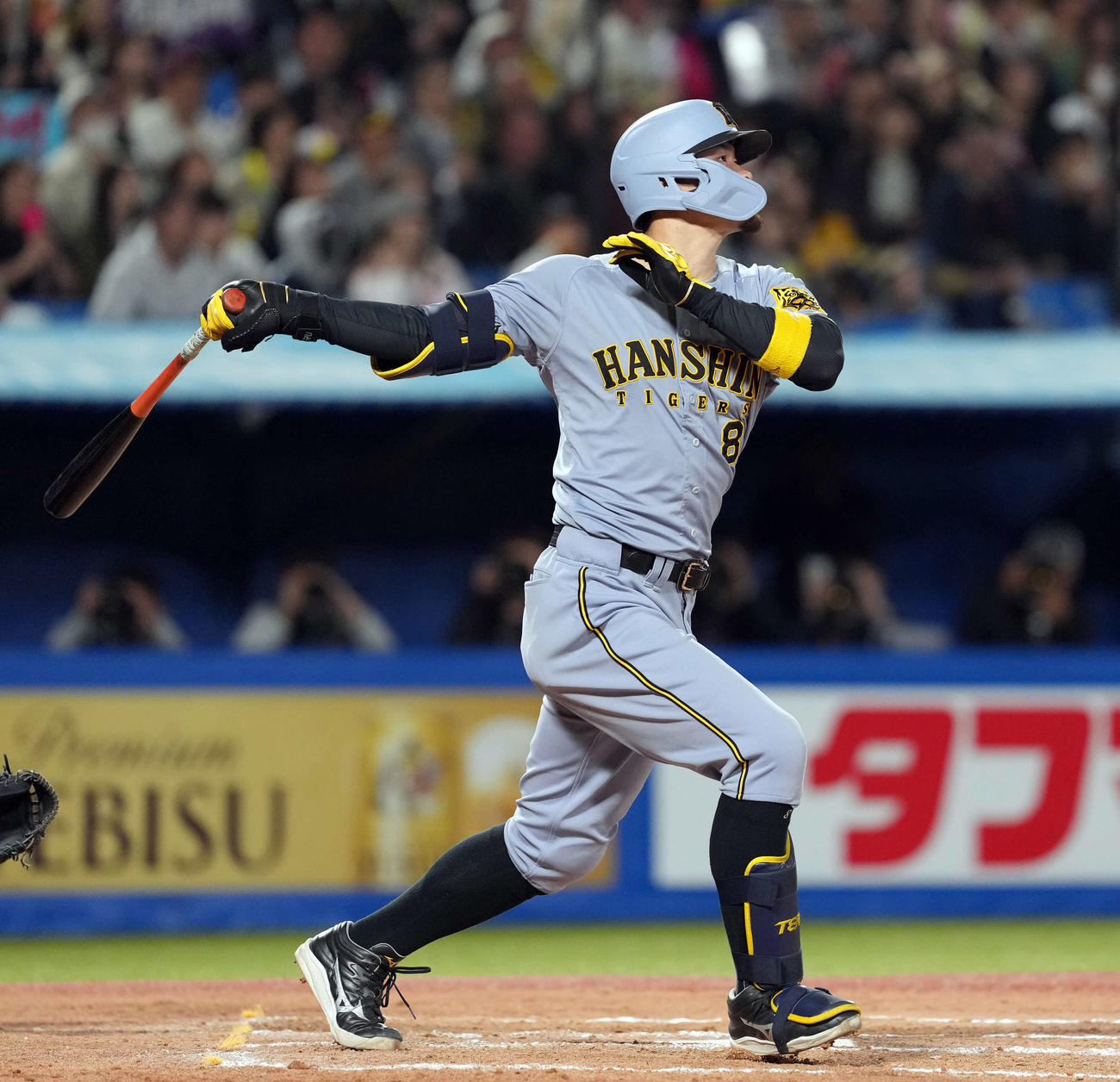 ヤクルト対阪神　8回表阪神無死二塁、右中間に勝ち越しの2点本塁打を放つ佐藤輝（撮影・たえ見朱実）