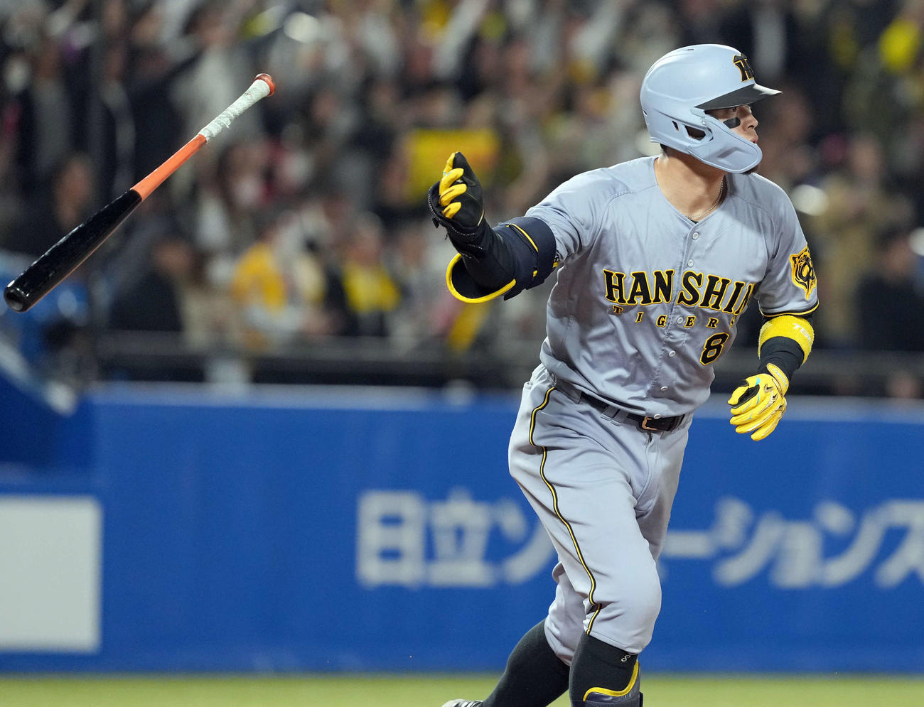 ヤクルト対阪神　8回表阪神無死二塁、右中間に勝ち越しの2点本塁打を放った佐藤輝（撮影・たえ見朱実）