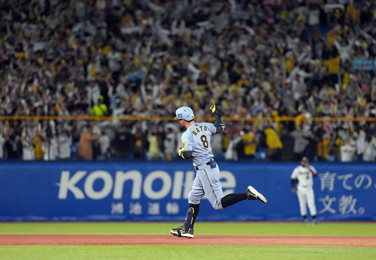 ヤクルト対阪神　8回表阪神無死二塁、右中間に勝ち越しの2点本塁打を放ちポーズを決める佐藤輝（撮影・たえ見朱実）