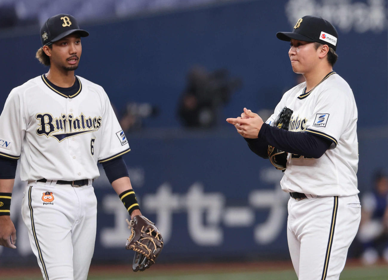 オリックス対西武　7回に勝ち越しを許したオリックス2番手の古田島（右）は宗から声を掛けられる（撮影・西尾就之）