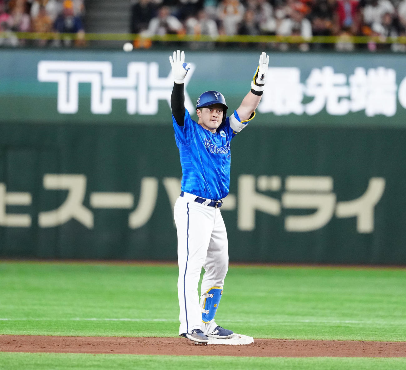 巨人対DeNA 2回表DeNA2死一、三塁、2点適時二塁打を放った牧（撮影・江口和貴）