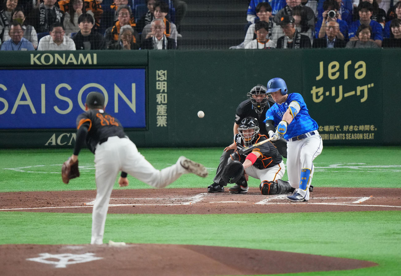 巨人対DeNA 2回表DeNA2死一、三塁、適時二塁打を放つ牧。投手田中将（撮影・垰建太）