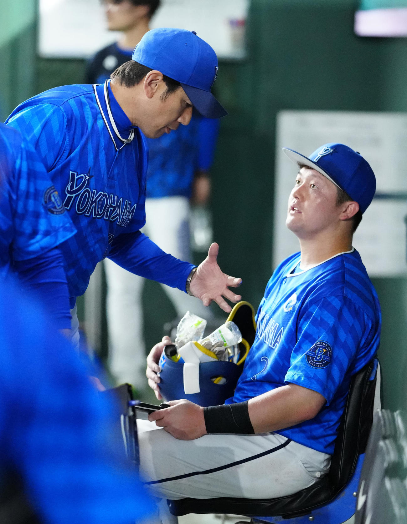 巨人対DeNA　試合後、ベンチでDeNA牧（右）と話す三浦監督（撮影・江口和貴）