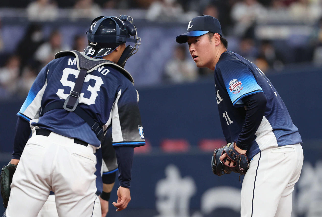 オリックス対西武　4回裏オリックス2死二、三塁、西武先発の上田（右）は牧野と話す（撮影・西尾就之）