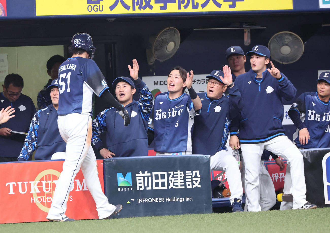 オリックス対西武　3回表西武2死満塁、外崎の適時打で生還した西川を迎える西武ナイン（撮影・西尾就之）
