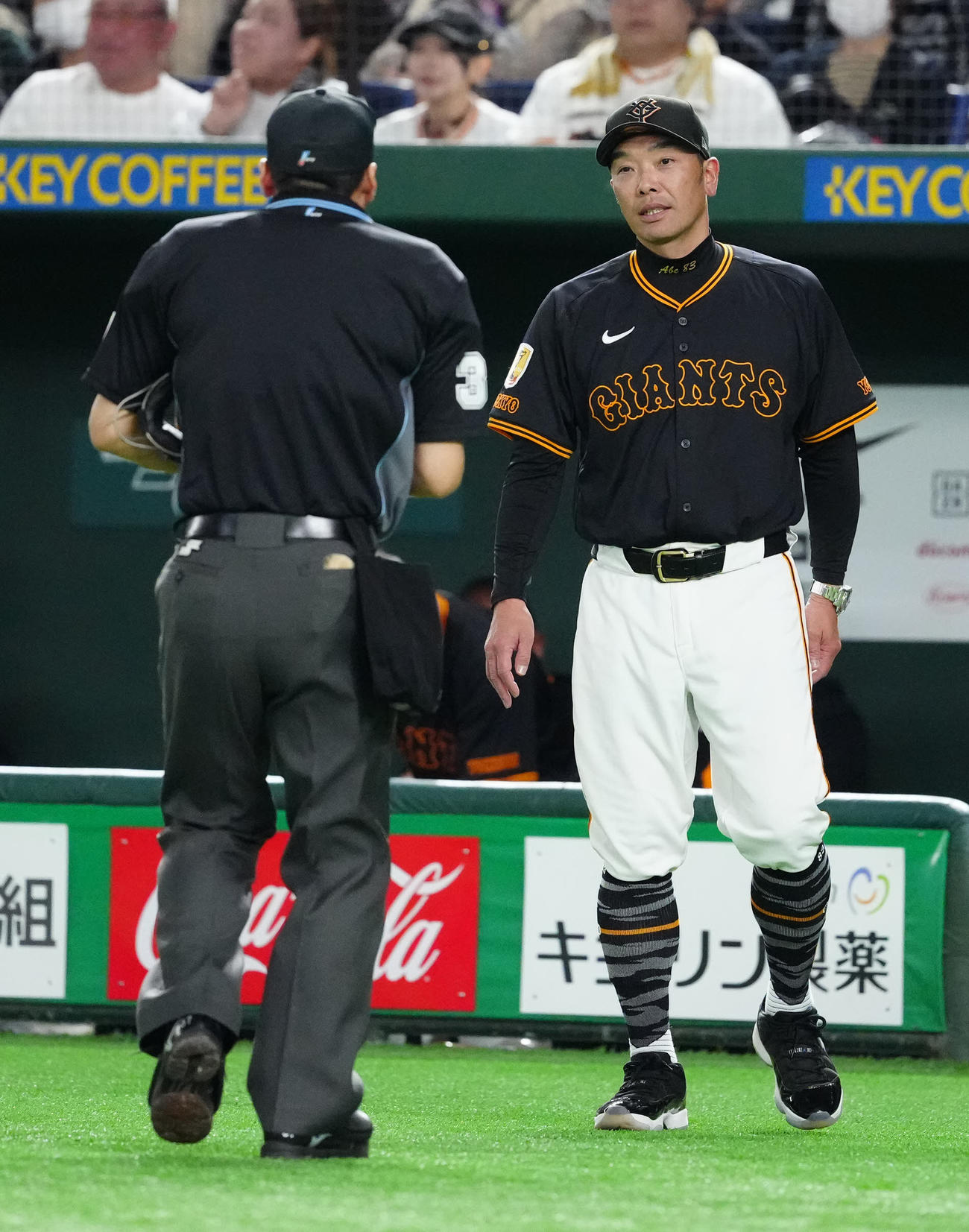 巨人対DeNA 3回表開始前、選手交代を告げに向かう巨人阿部監督（撮影・江口和貴）