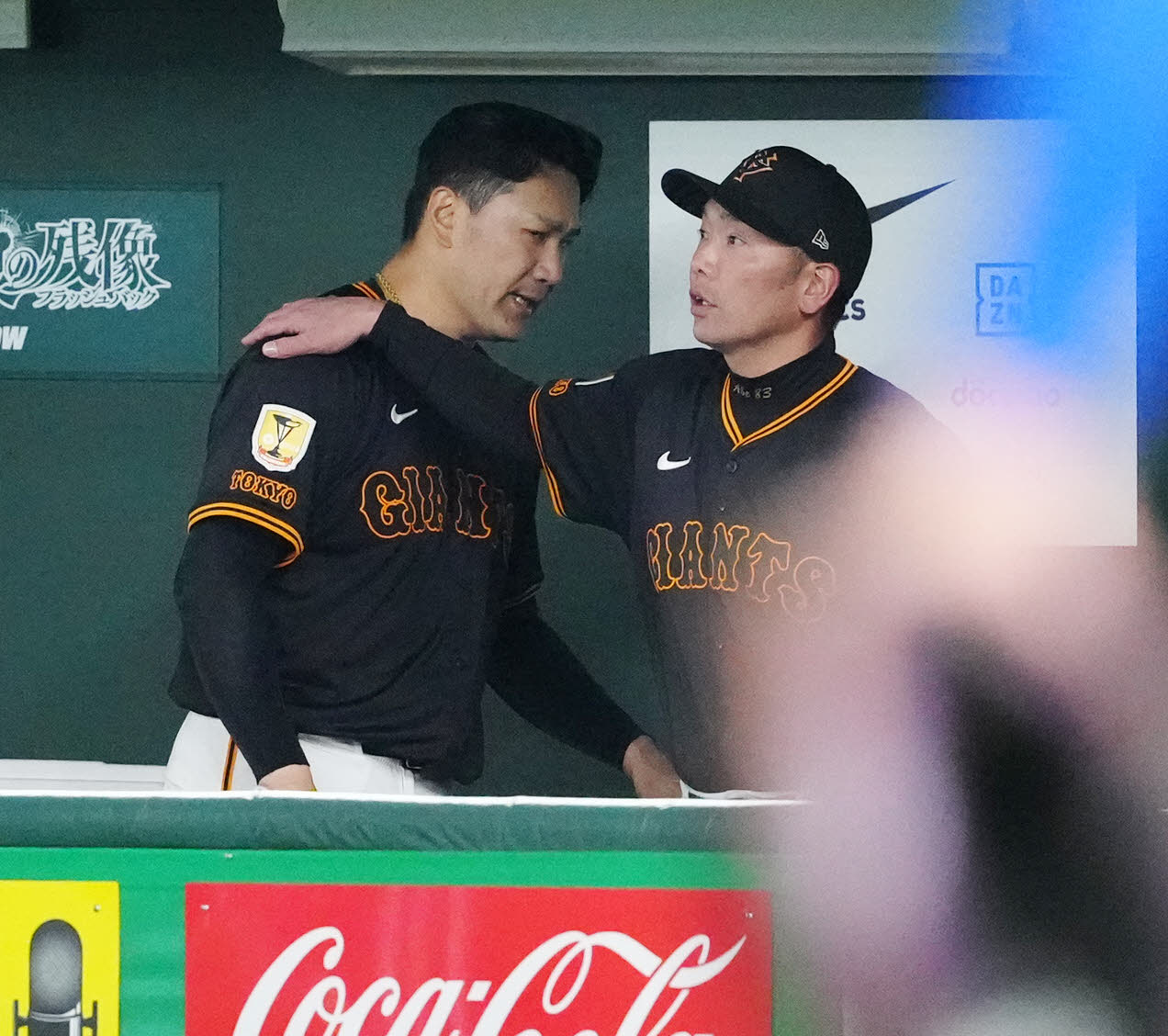 巨人対DeNA 2回表終了後、ベンチで巨人阿部監督（右）から肩に手を添えられる先発の田中将（撮影・江口和貴）