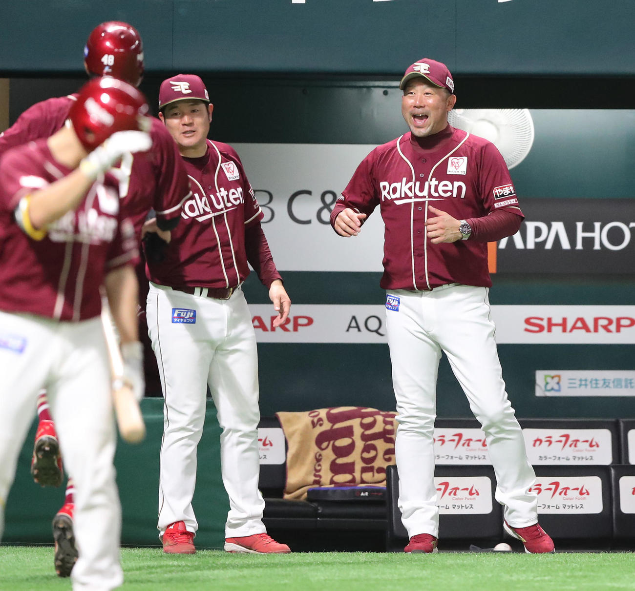 ソフトバンク対楽天　9回表楽天無死二塁、村林の同点2点本塁打で大喜びの三木監督（撮影・梅根麻紀）