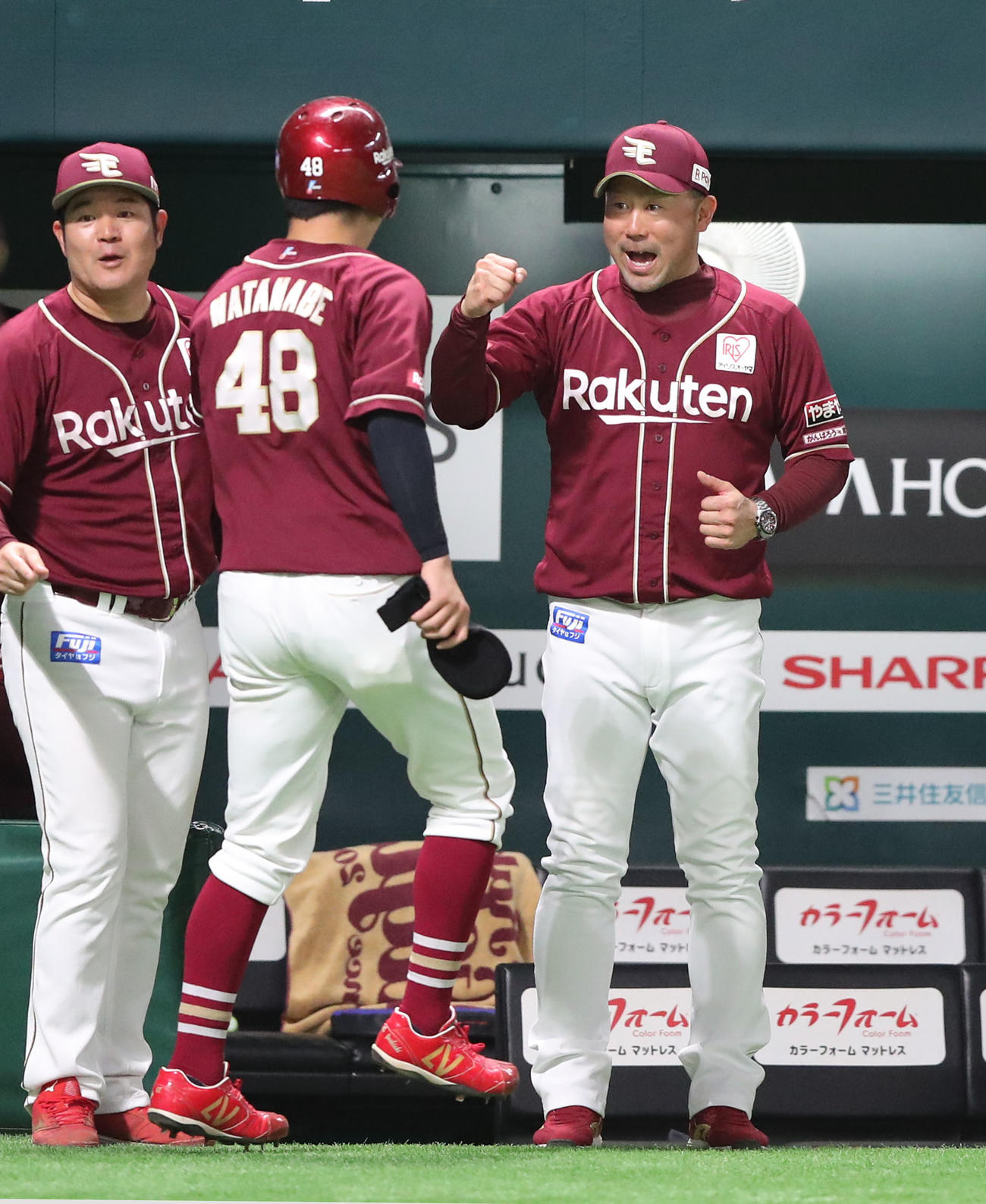 ソフトバンク対楽天　9回表楽天無死二塁、村林の同点2点本塁打で大喜びの三木監督（撮影・梅根麻紀）