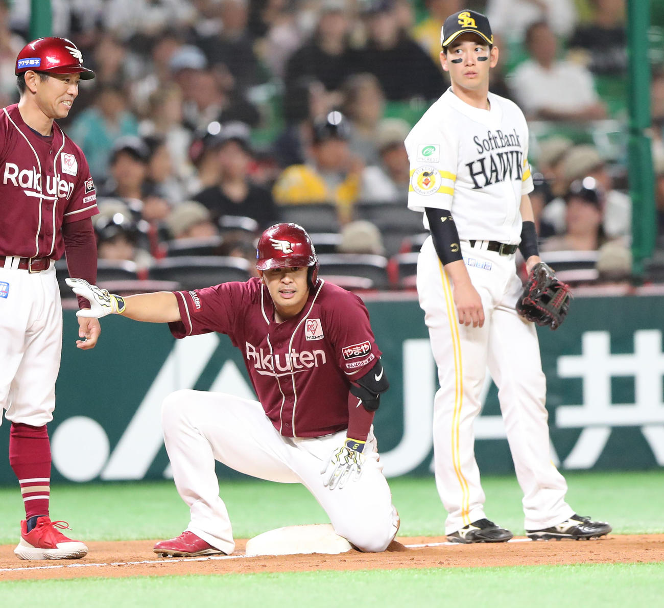 ソフトバンク対楽天　9回表楽天1死一塁、浅村は中越え勝ち越し適時三塁打を放ち塁上でナインに合図を送る（撮影・梅根麻紀）