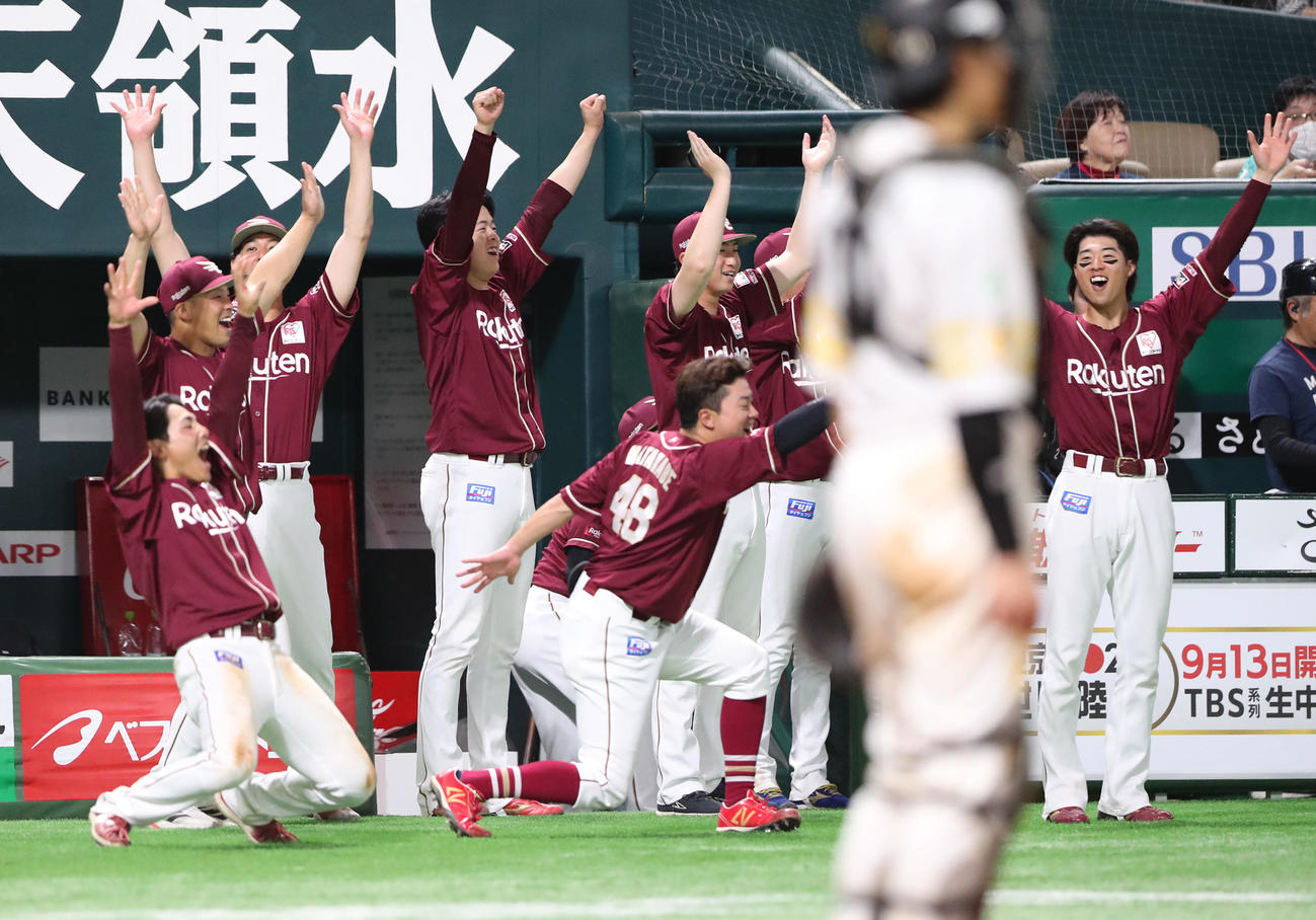 ソフトバンク対楽天　9回表楽天1死一塁、浅村の中越え勝ち越し適時三塁打で盛り上がるナイン（撮影・梅根麻紀）