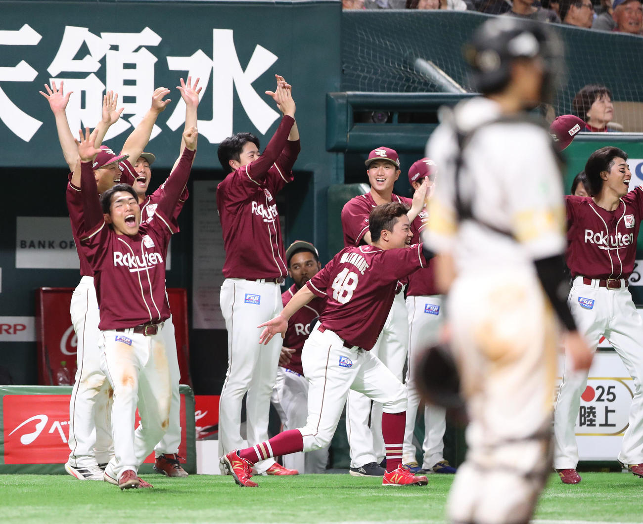 ソフトバンク対楽天　9回表楽天1死一塁、浅村の中越え勝ち越し適時三塁打で盛り上がるナイン（撮影・梅根麻紀）