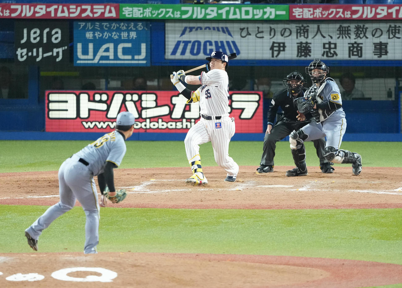 ヤクルト対阪神　9回裏ヤクルト2死二塁、村上はこのスイングの後、打席の途中で交代を申し出る（撮影・足立雅史）