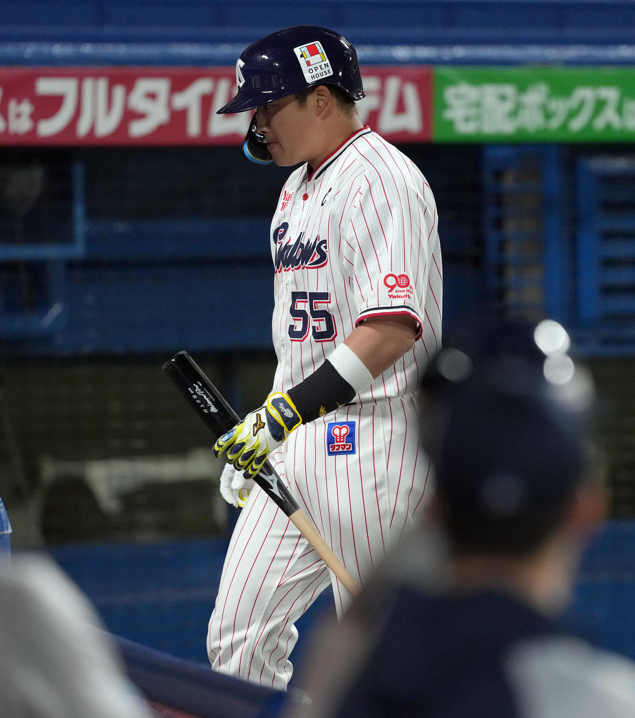 ヤクルト対阪神　9回裏ヤクルト2死二塁、ベンチに下がる村上（撮影・たえ見朱実）