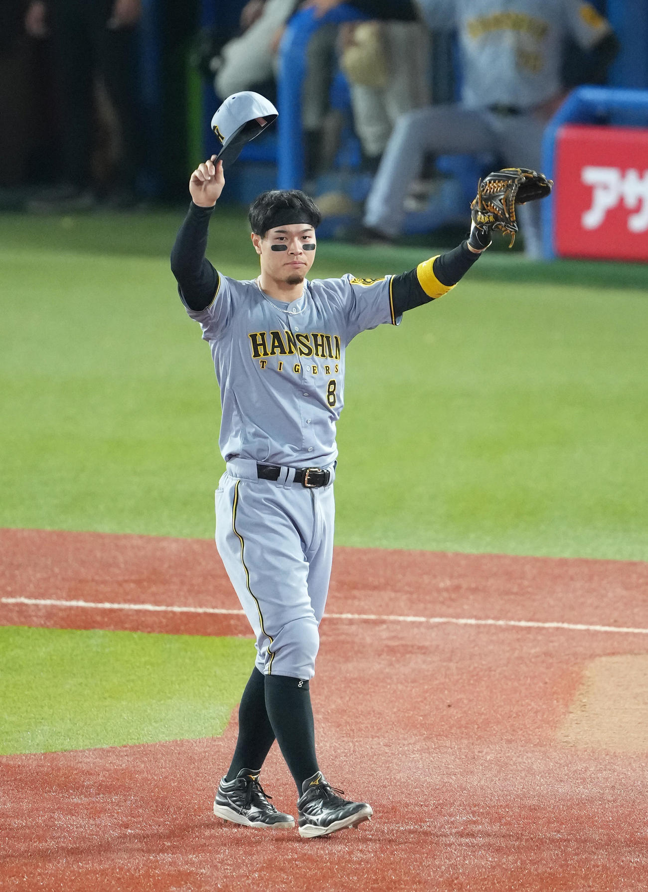 ヤクルト対阪神　8回、逆転弾の阪神佐藤輝は守備位置につきスタンドの声援に応える（撮影・足立雅史）