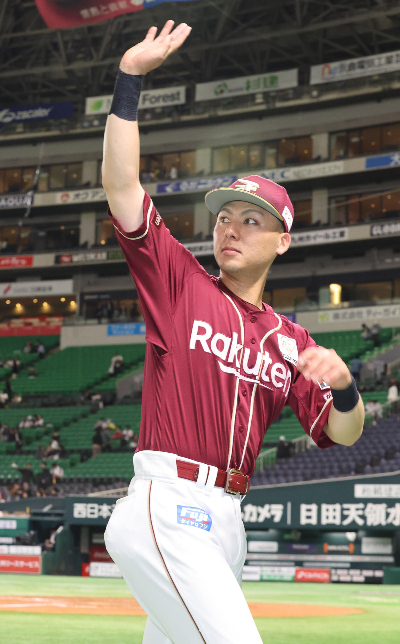 ソフトバンク対楽天　ヒーローになった村林はファンに手を振る（撮影・梅根麻紀）