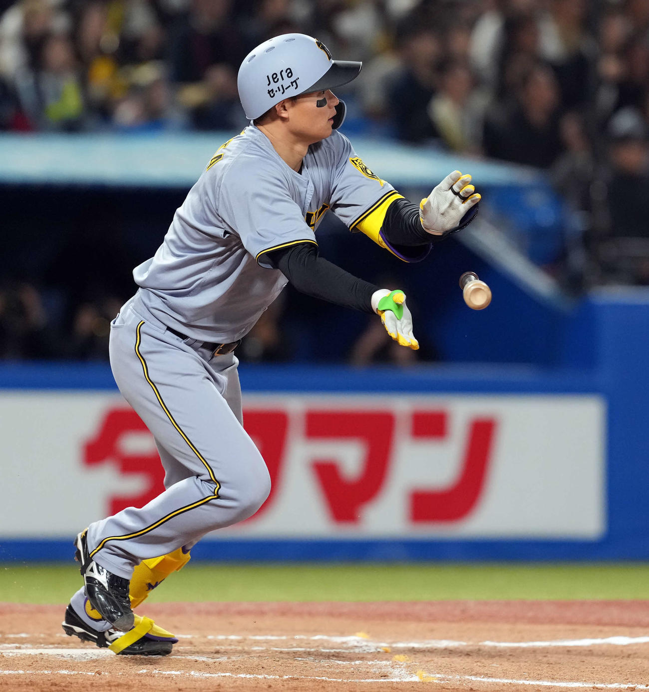 ヤクルト対阪神　9回表阪神2死一塁、中越えに適時二塁打を放つ森下（撮影・たえ見朱実）