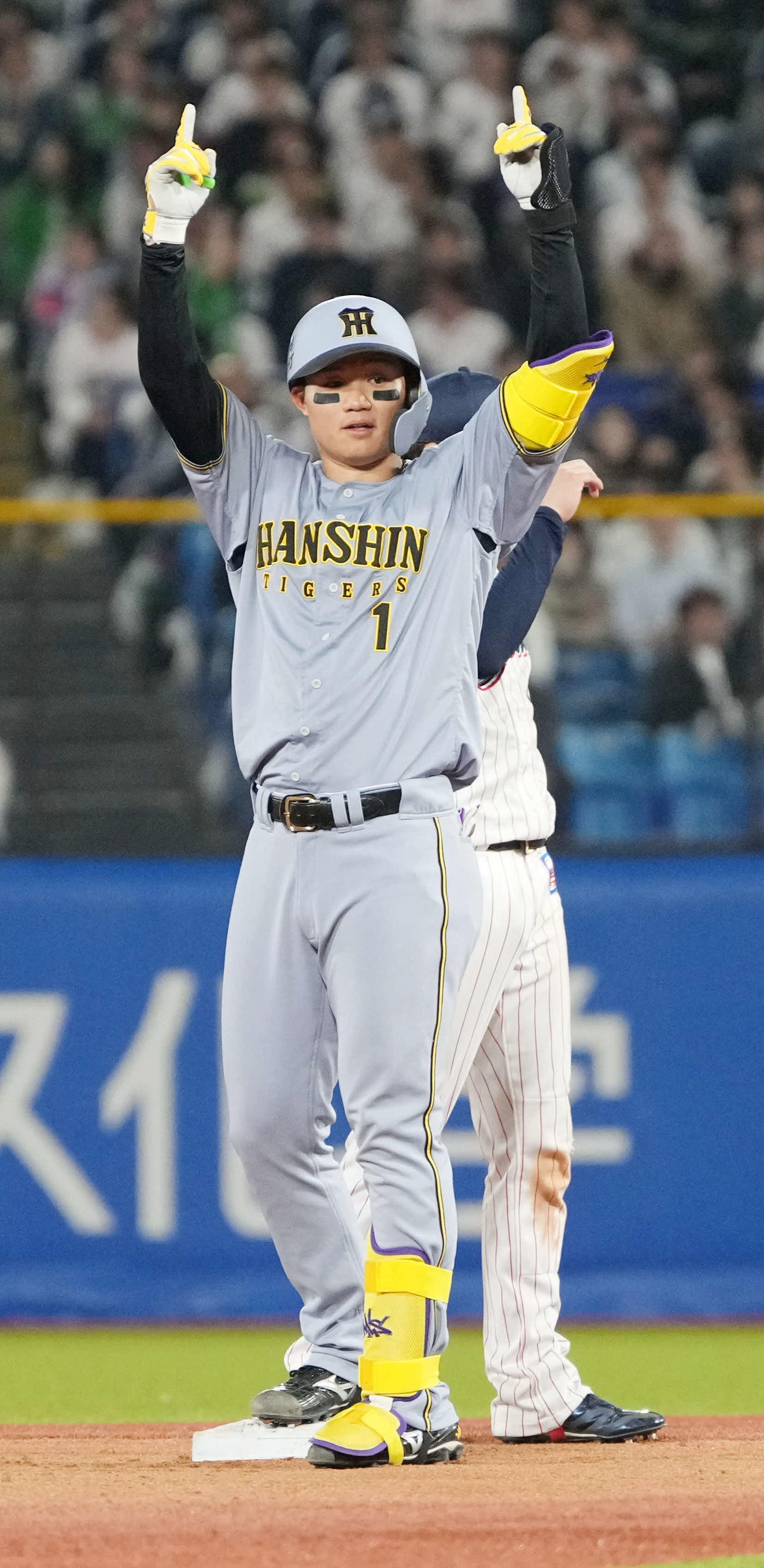 ヤクルト対阪神　8回表阪神無死二塁、森下は左適時二塁打を放つ（撮影・小沢裕）