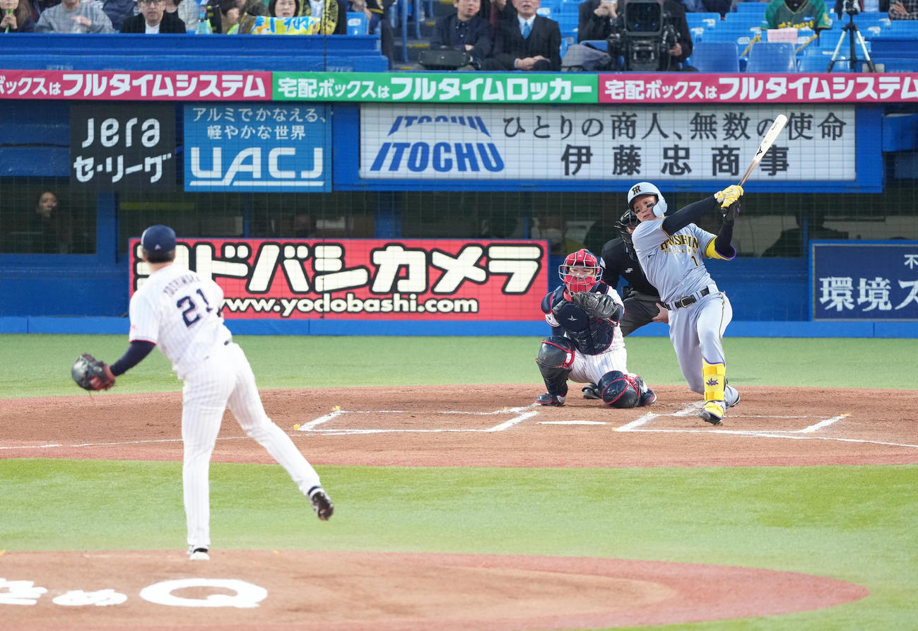 ヤクルト対阪神　1回表阪神2死、森下は右前打を放つ．投手吉村（撮影・足立雅史）