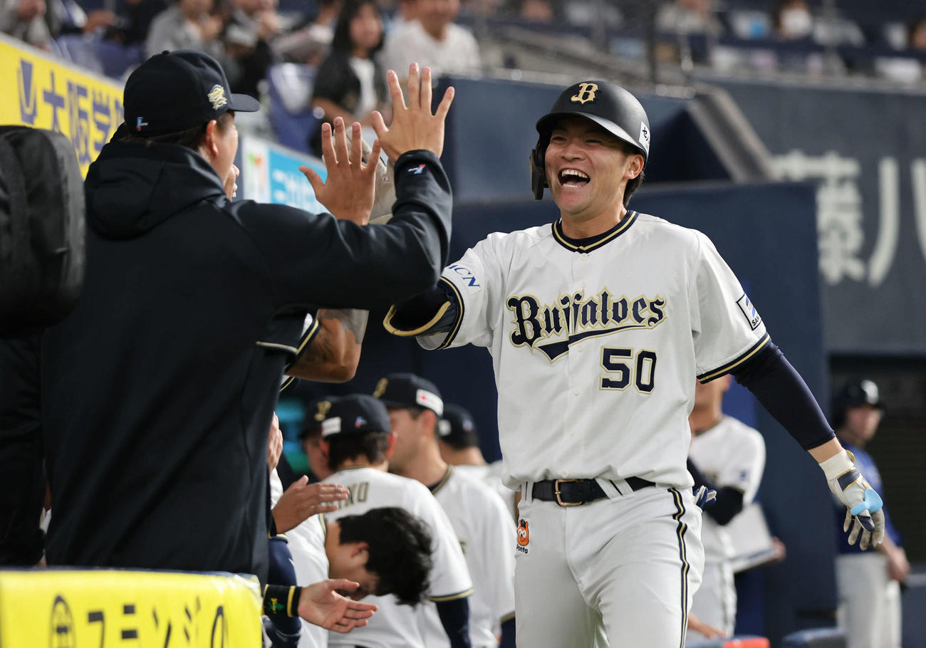 オリックス対西武　1回裏オリックス無死、山中は先頭打者本塁打を放ちナインの祝福に笑顔で応える（撮影・西尾就之）