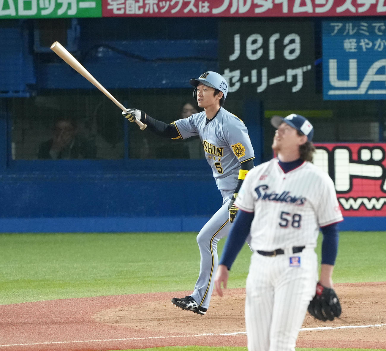 ヤクルト対阪神　11回表阪神1死一塁、近本は右越え2点本塁打を放つ。投手バウマン（撮影・足立雅史）