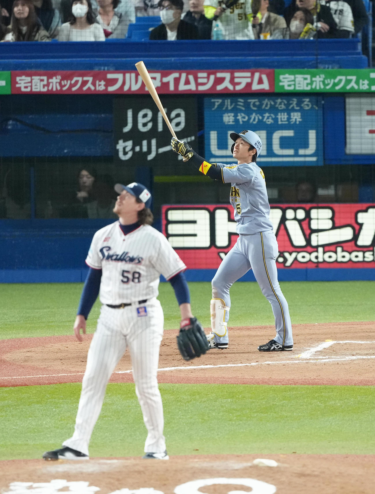 ヤクルト対阪神　11回表阪神1死一塁、近本は右越え2点本塁打を放つ。投手バウマン（撮影・足立雅史）