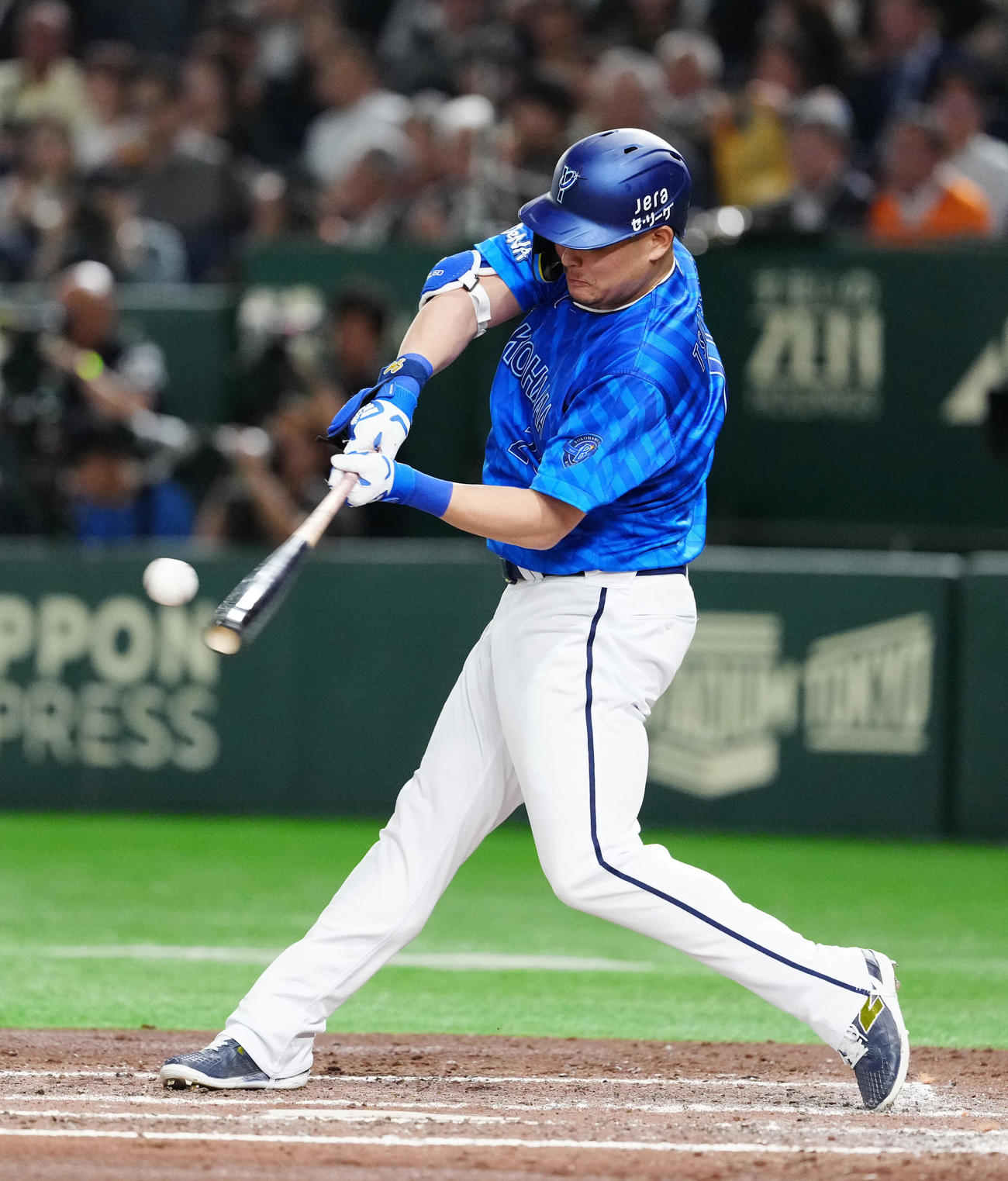 巨人対DeNA 3回表DeNA1死、ソロ本塁打を放つ筒香（撮影・江口和貴）