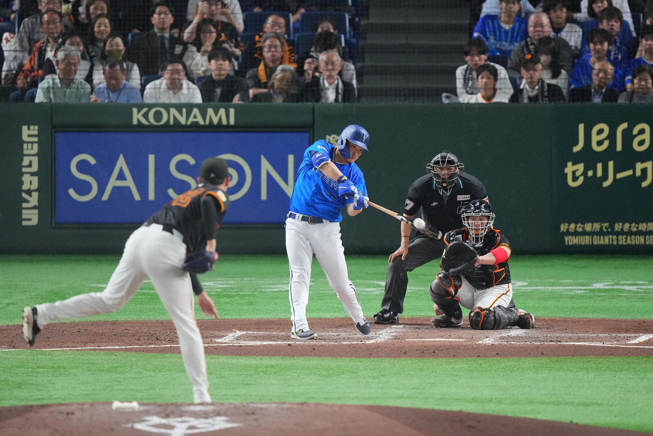 巨人対DeNA 3回表DeNA1死、右越えソロ本塁打を放つ筒香。投手横川（撮影・垰建太）