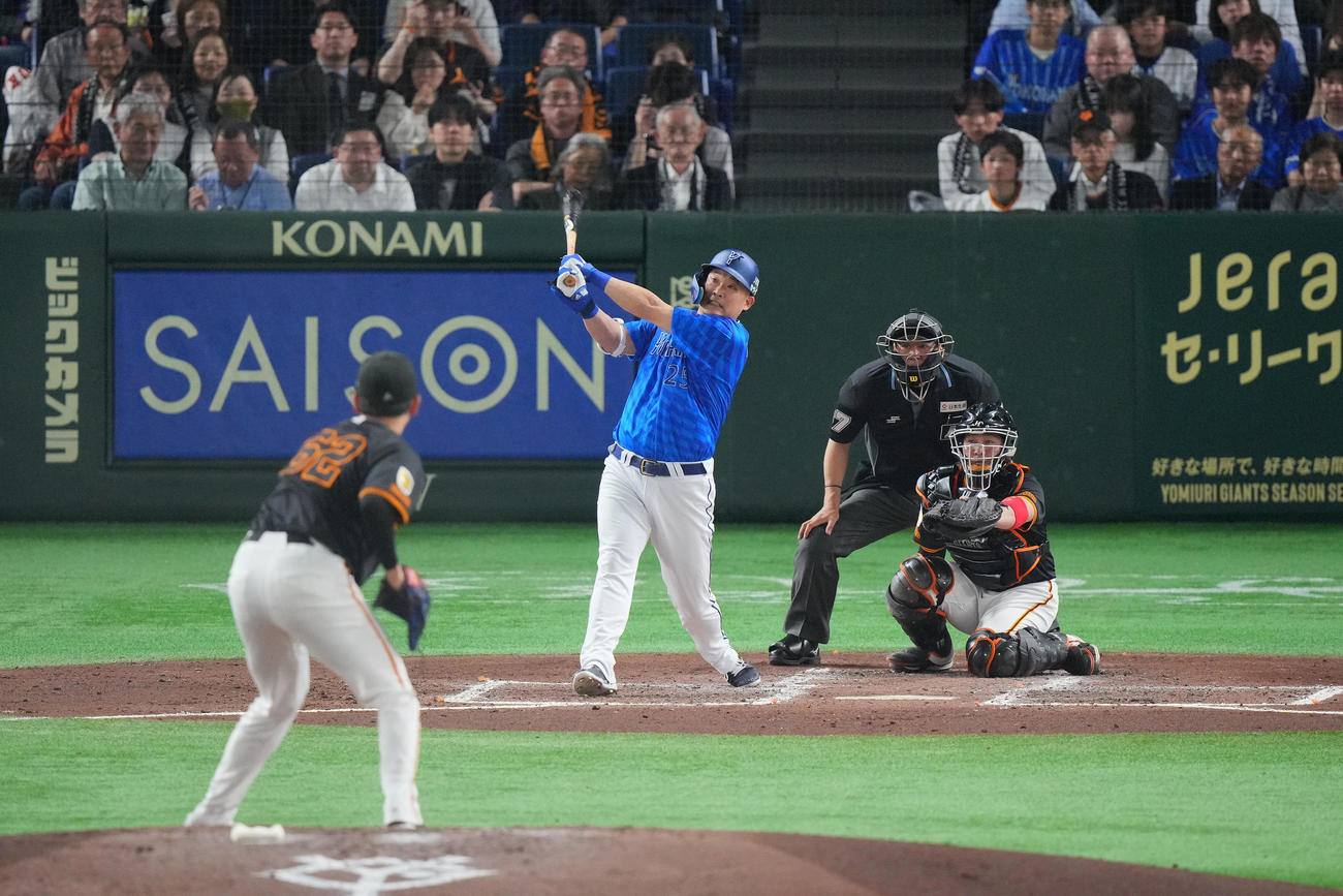 巨人対DeNA 3回表DeNA1死、右越えソロ本塁打を放つ筒香。投手横川（撮影・垰建太）