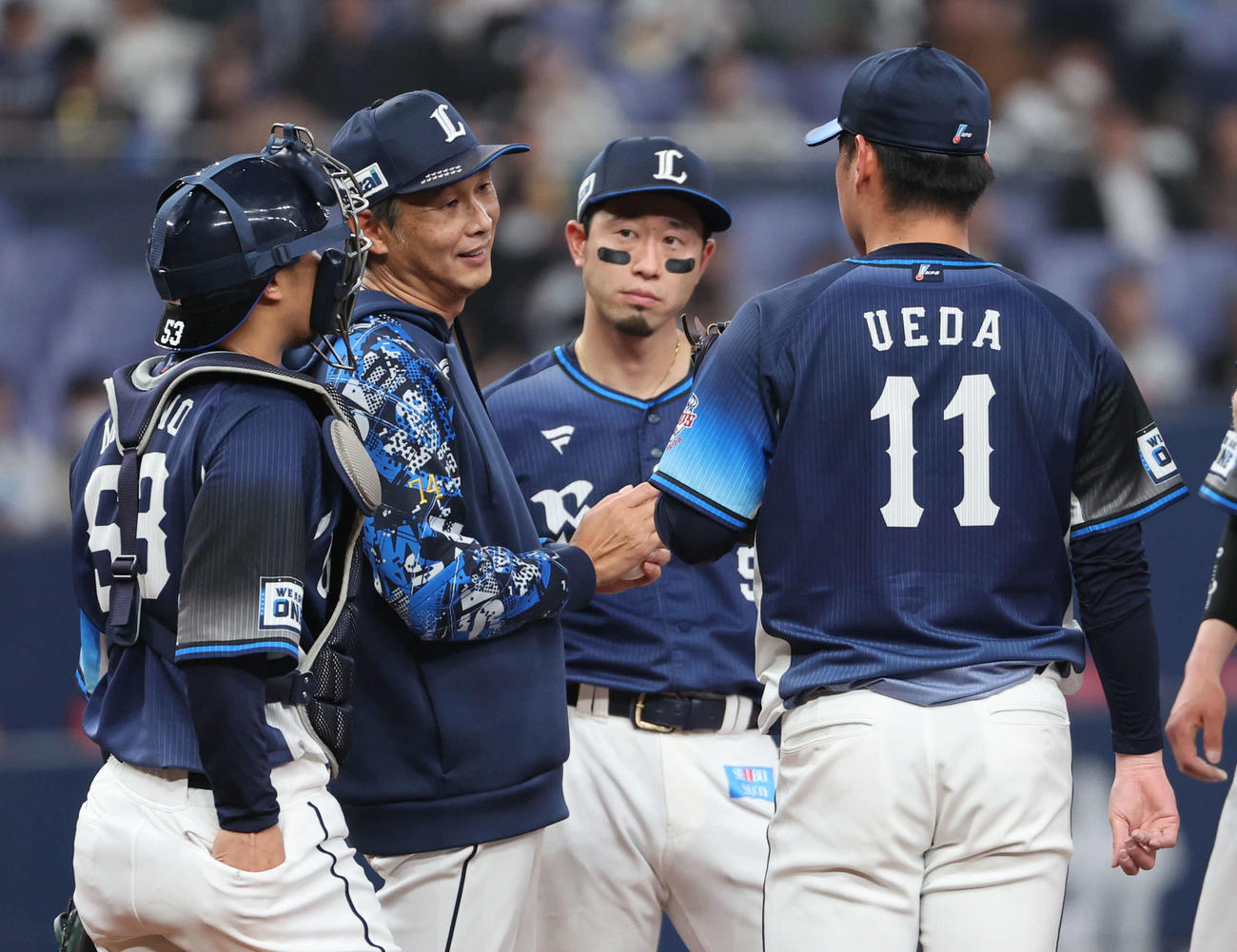 オリックス対西武　6回裏オリックス2死一、二塁、西武西口監督はピンチを迎えた上田に対しマウンドに行って交代を命じる（撮影・西尾就之）