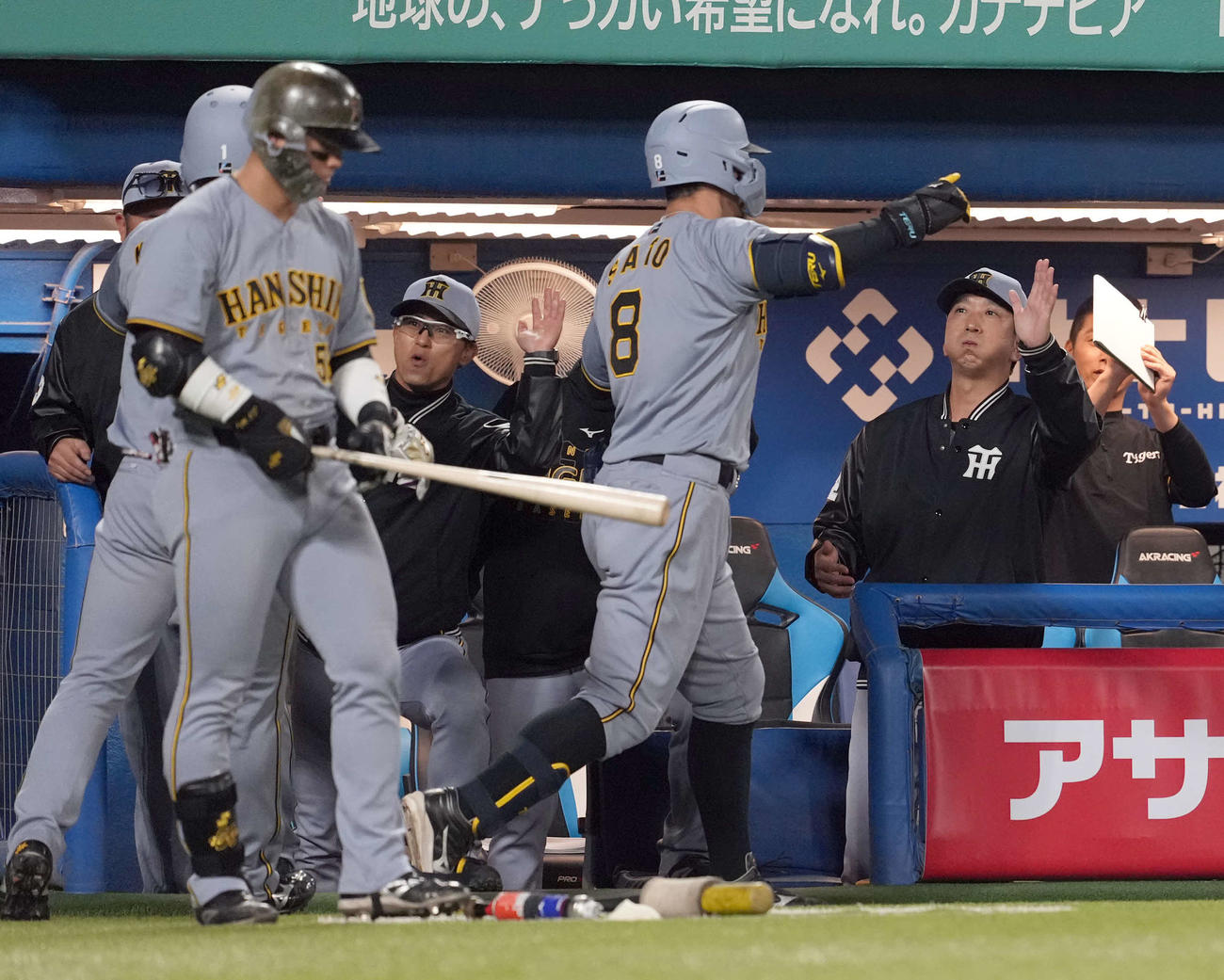 ヤクルト対阪神　8回表阪神無死二塁、右中間に勝ち越しの2点本塁打を放った佐藤輝を迎える藤川監督（撮影・たえ見朱実）