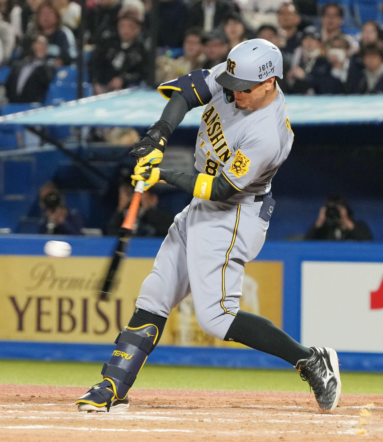 ヤクルト対阪神　8回表阪神無死二塁、佐藤輝は右越えに逆転2点本塁打を放つ（撮影・小沢裕）