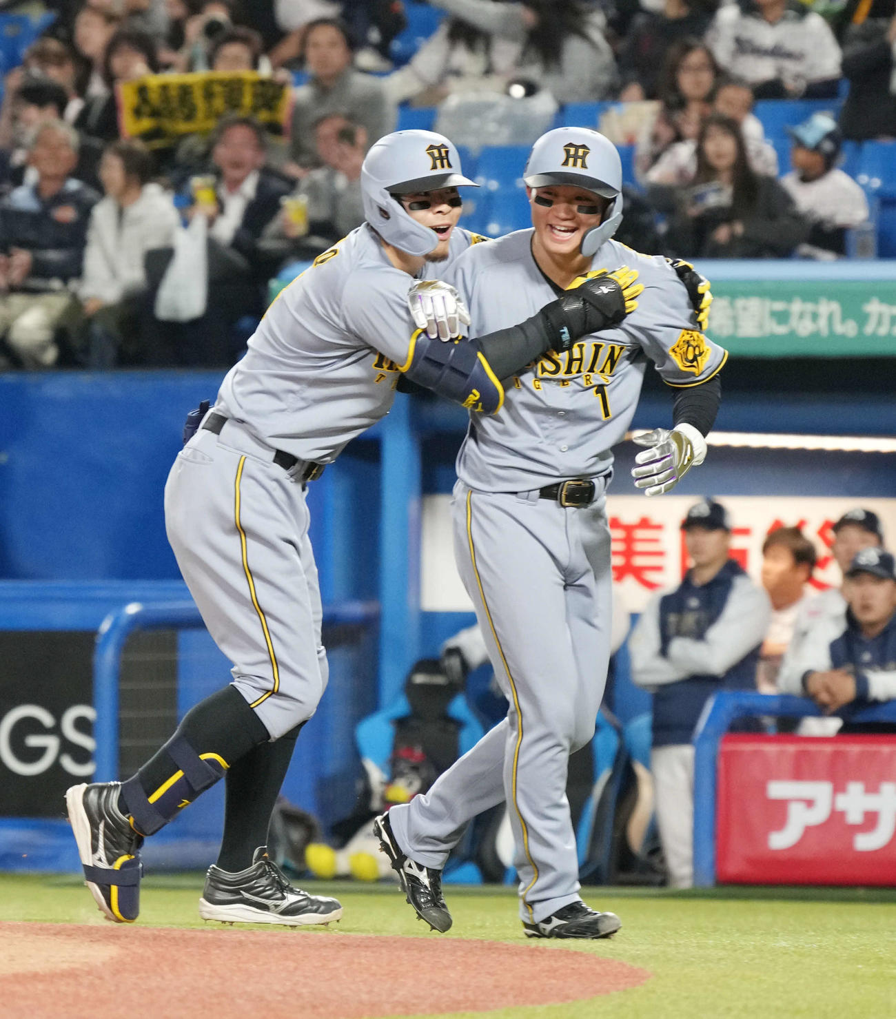 ヤクルト対阪神　8回表阪神無死二塁、佐藤輝は右越えに逆転2点本塁打を放ち森下（右）と笑顔でベンチへ向かう（撮影・小沢裕）