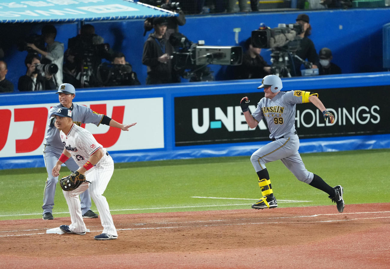 ヤクルト対阪神　2回表阪神2死二塁、ビーズリーは右前打を放つ（撮影・足立雅史）