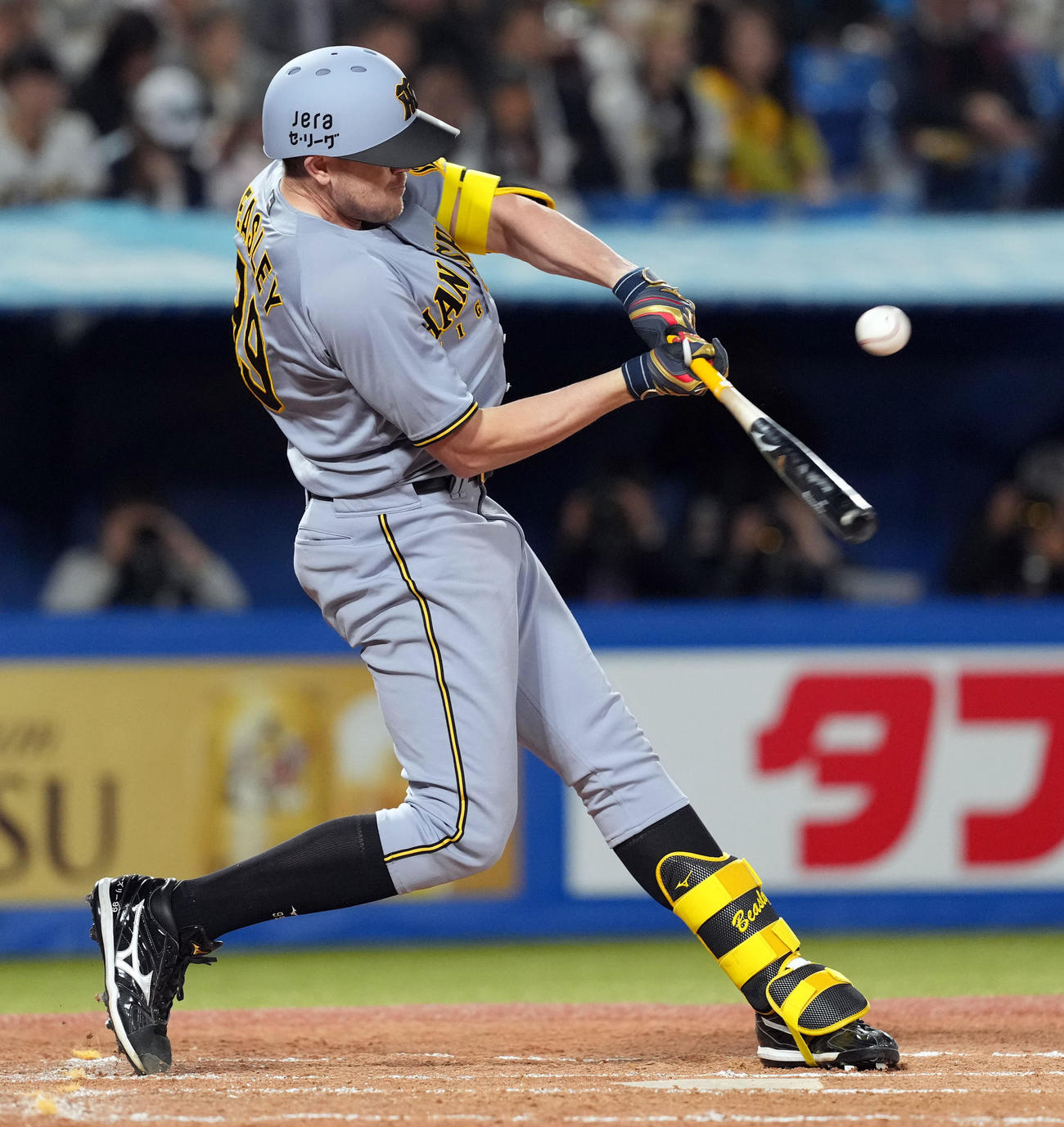 ヤクルト対阪神　2回表阪神2死二塁、中前打を放つビーズリー（撮影・たえ見朱実）