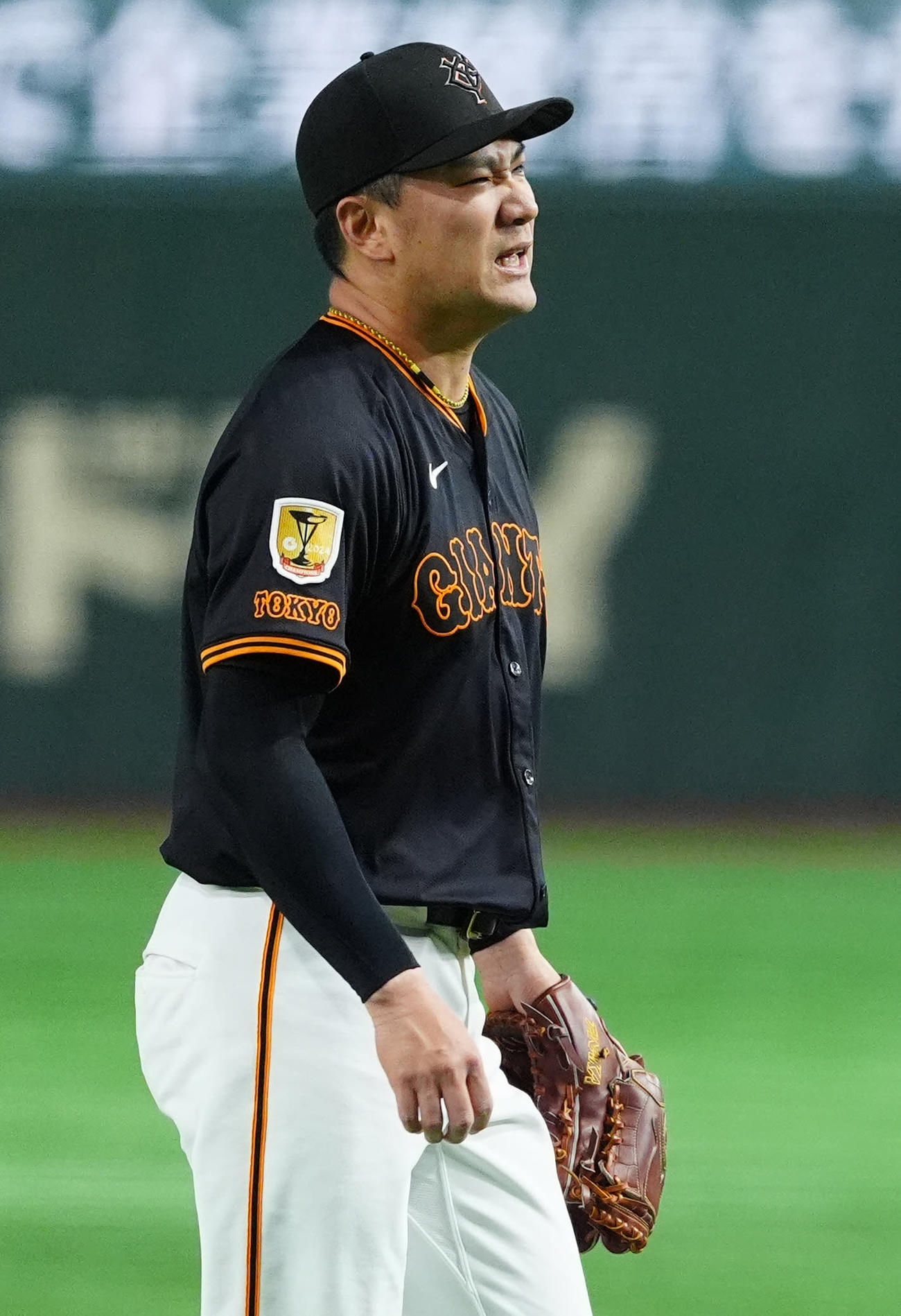巨人対DeNA 1回表終了後、厳しい表情でベンチに引き揚げる巨人先発の田中将（撮影・江口和貴）