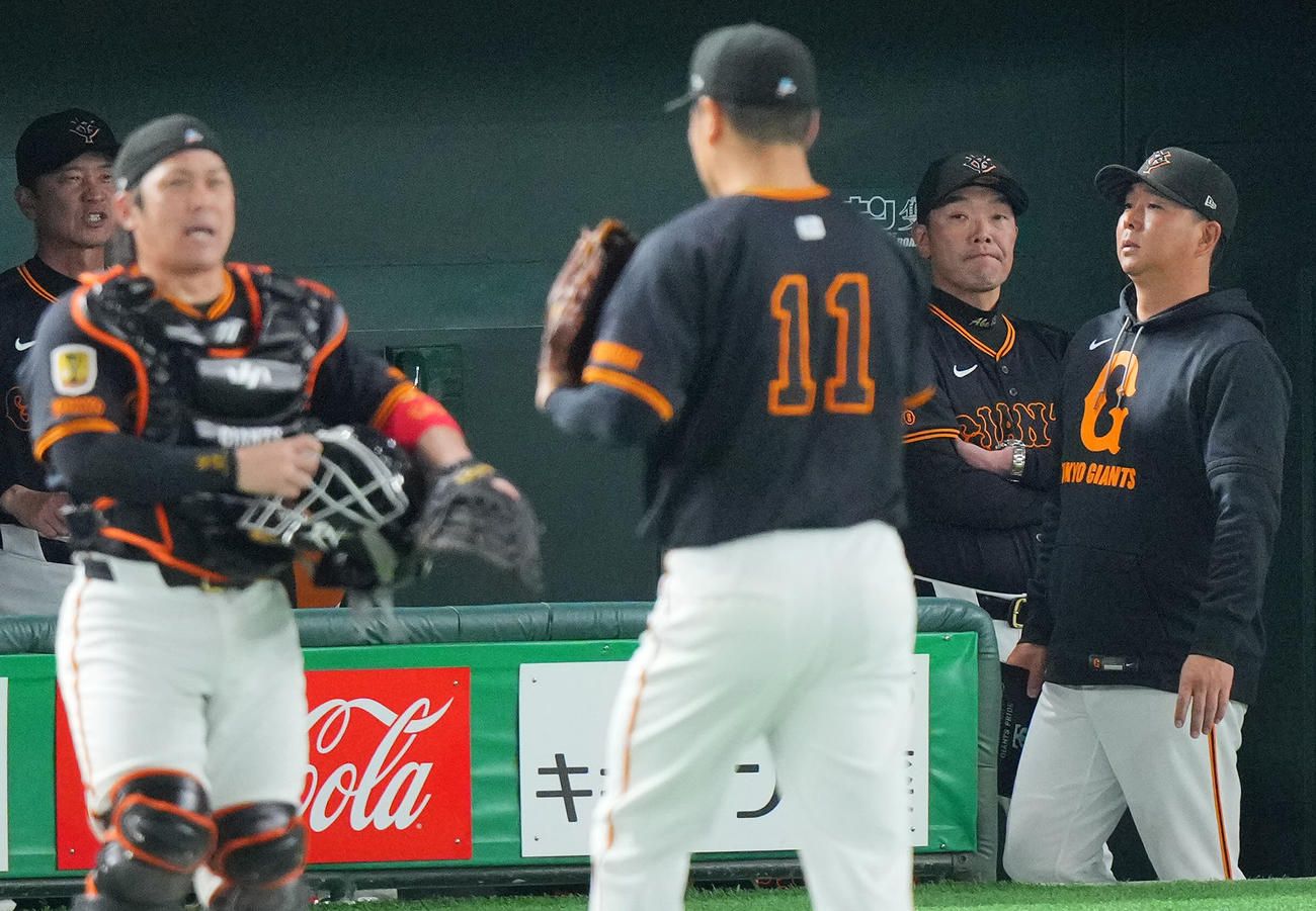 巨人対DeNA 1回表を終えた巨人先発の田中将（11番）と甲斐（左）を見つめる阿部監督（右から2人目）（撮影・垰建太）